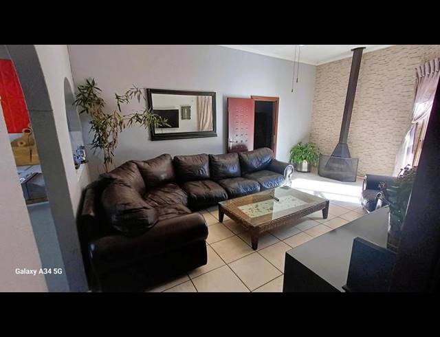 4 BEDROOM HOUSE FOR SALE IN COUNTRY VIEW